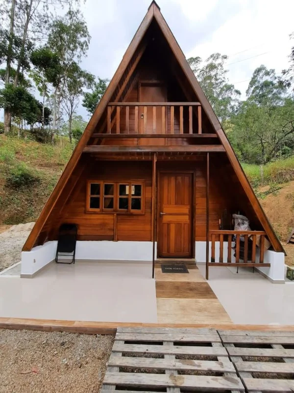 Chalé A-frame completo com madeira escura e dois andares