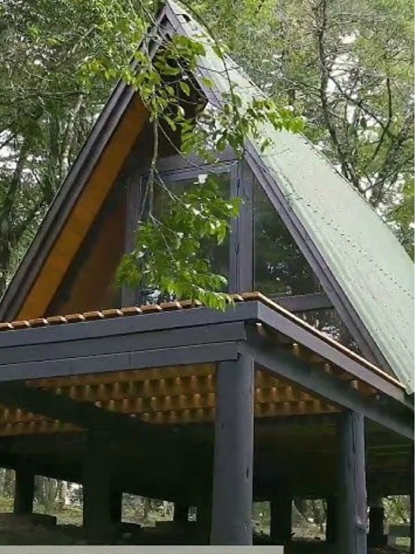 Detalhe do telhado A-frame com estrutura metálica