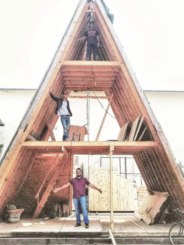 Chalé A-frame em construção com telhas vermelhas